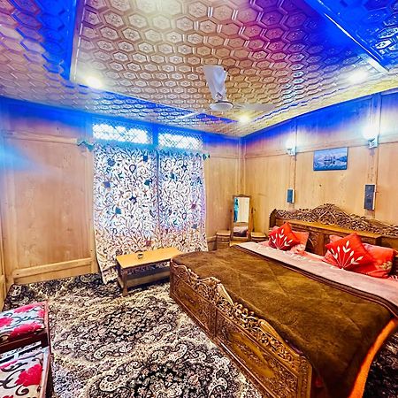 Houseboat New World Hotel Srinagar  Exterior photo