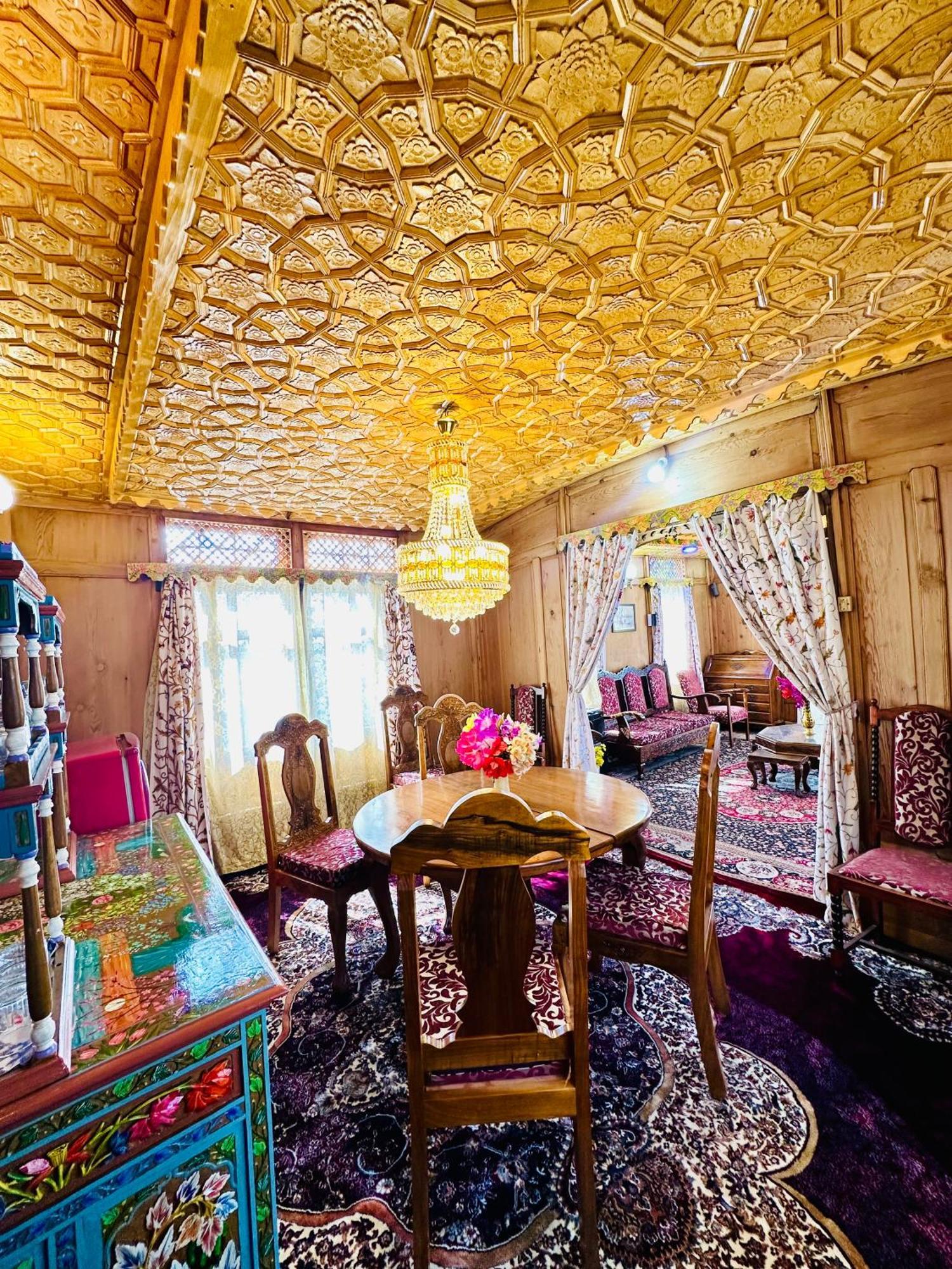 Houseboat New World Hotel Srinagar  Exterior photo