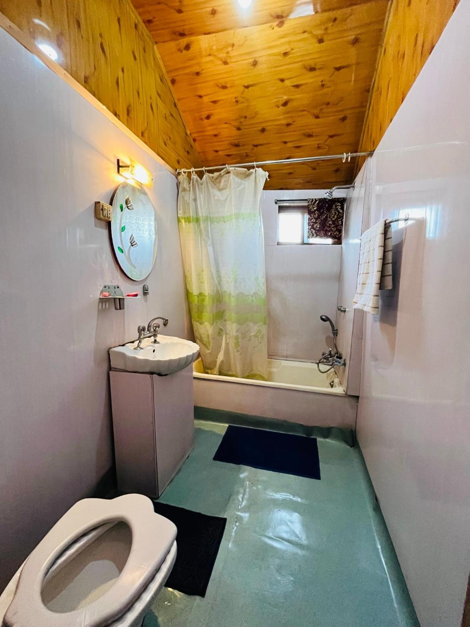 Houseboat New World Hotel Srinagar  Exterior photo