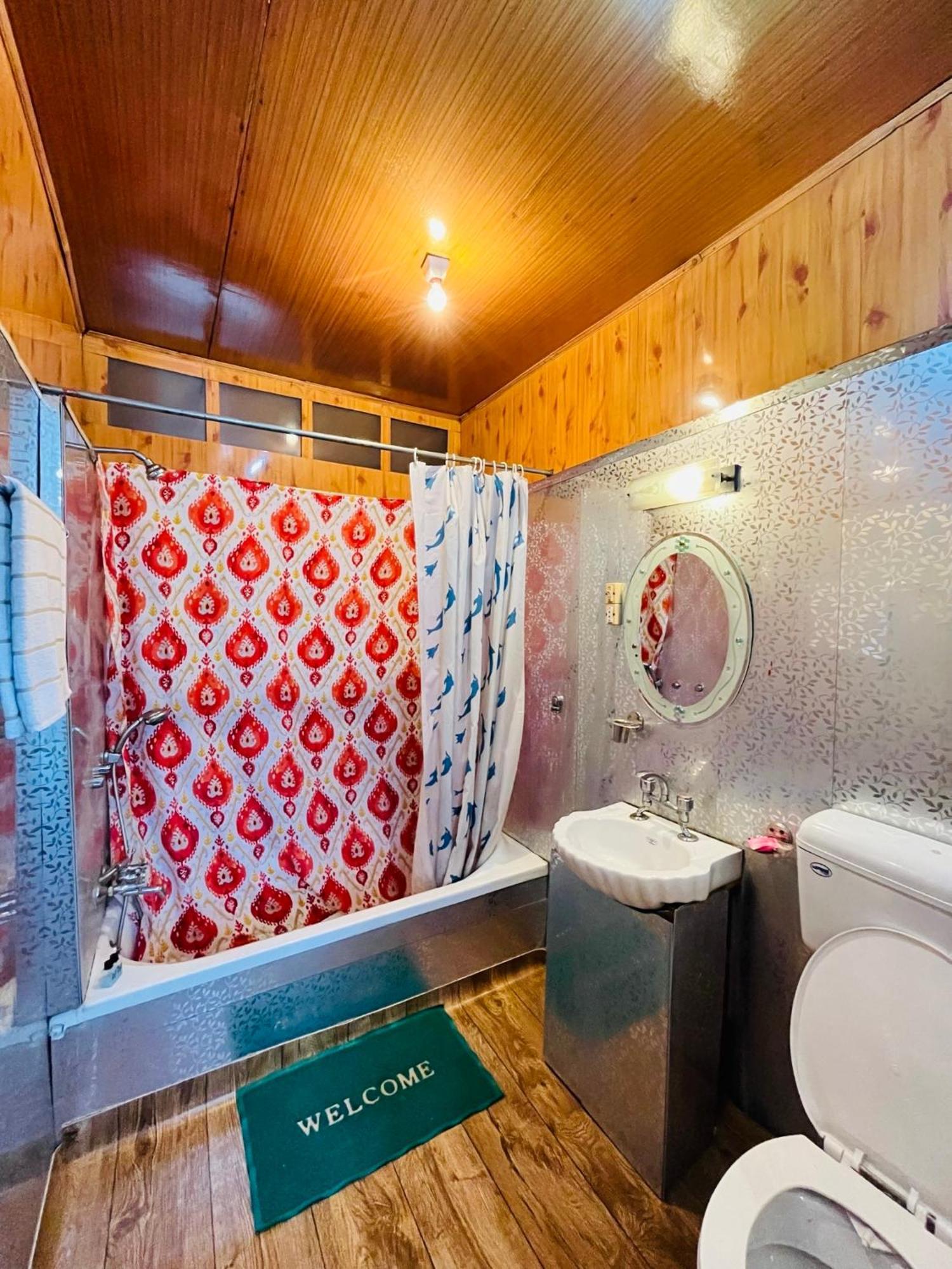 Houseboat New World Hotel Srinagar  Exterior photo
