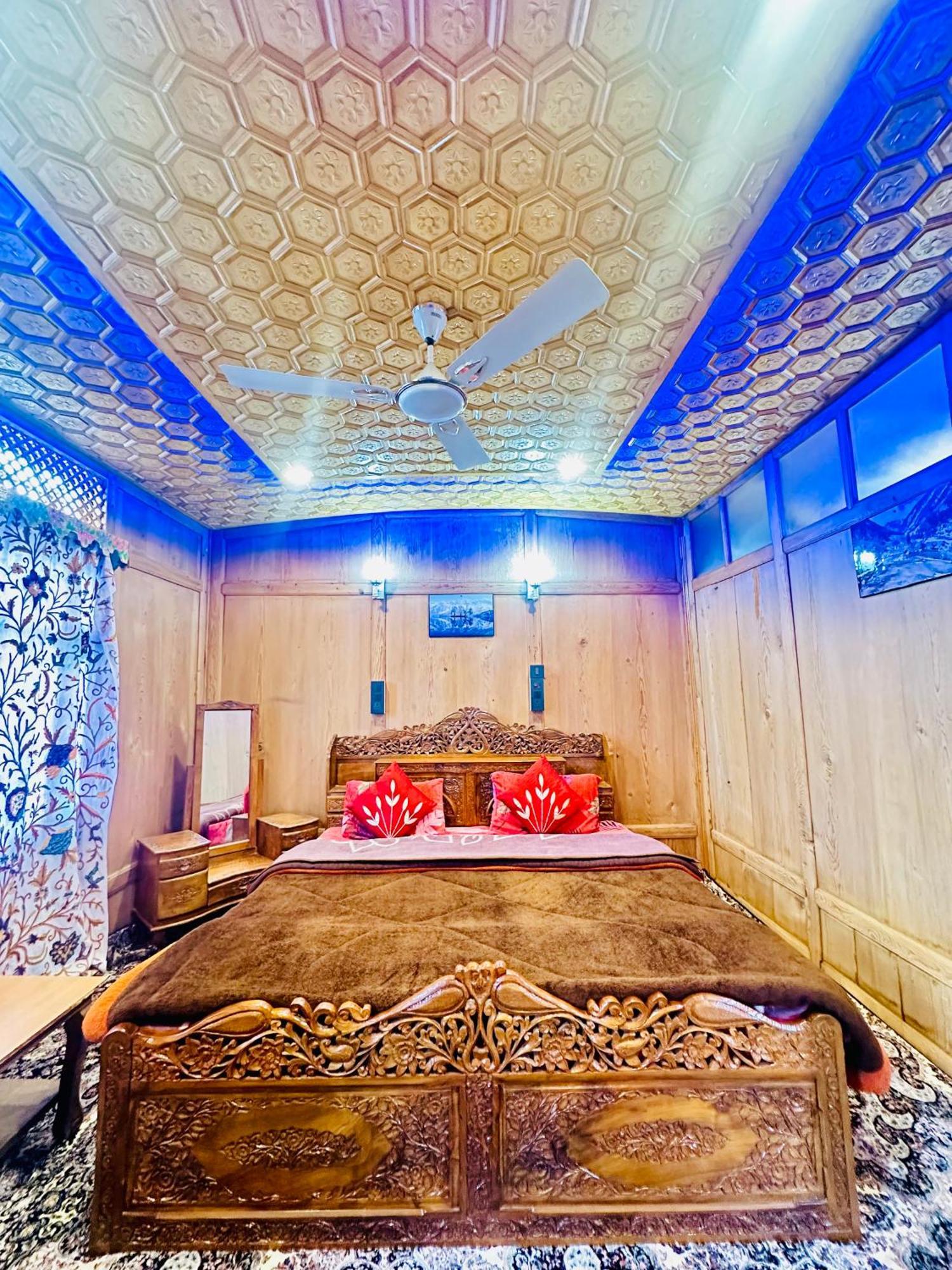 Houseboat New World Hotel Srinagar  Exterior photo