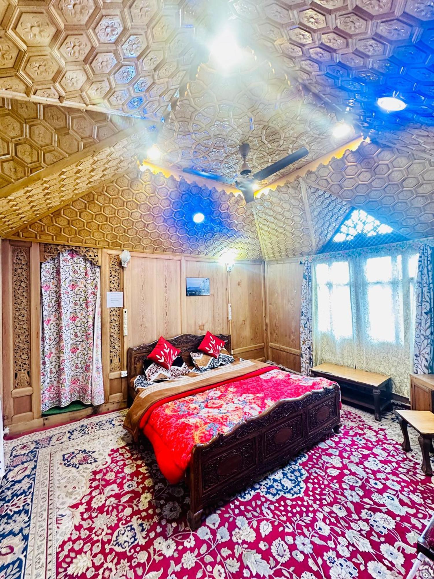 Houseboat New World Hotel Srinagar  Exterior photo