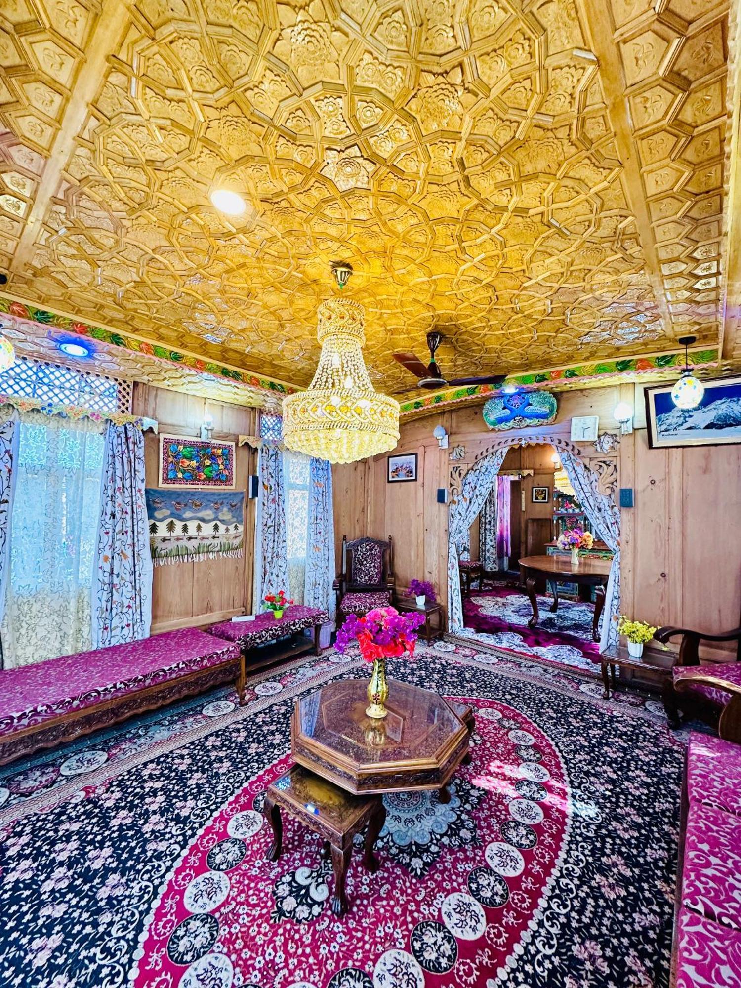 Houseboat New World Hotel Srinagar  Exterior photo