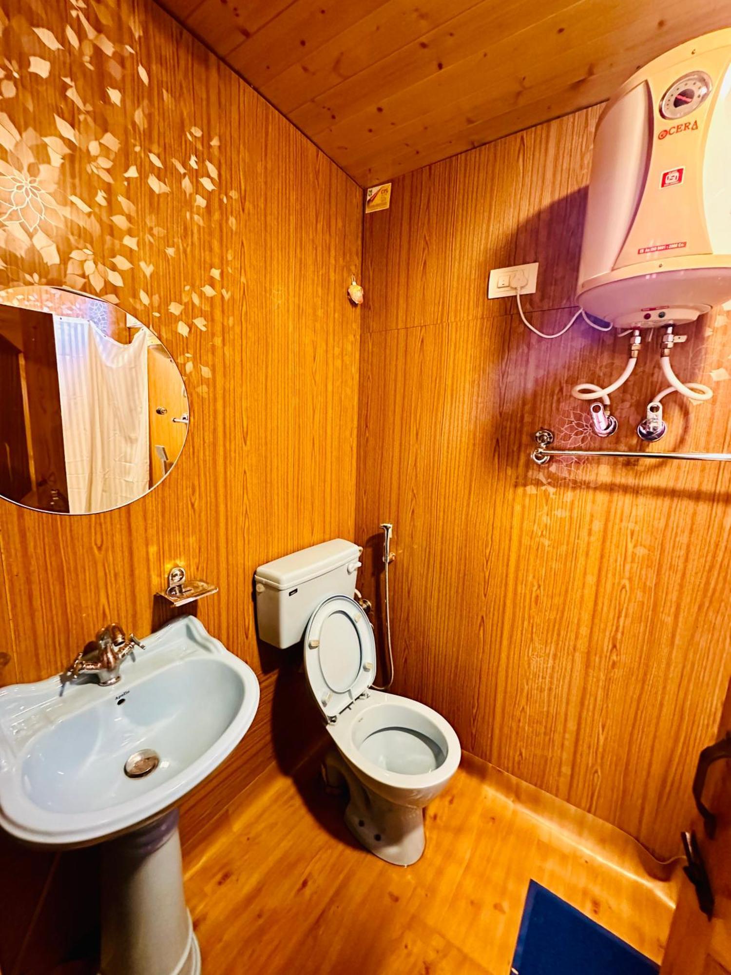 Houseboat New World Hotel Srinagar  Exterior photo
