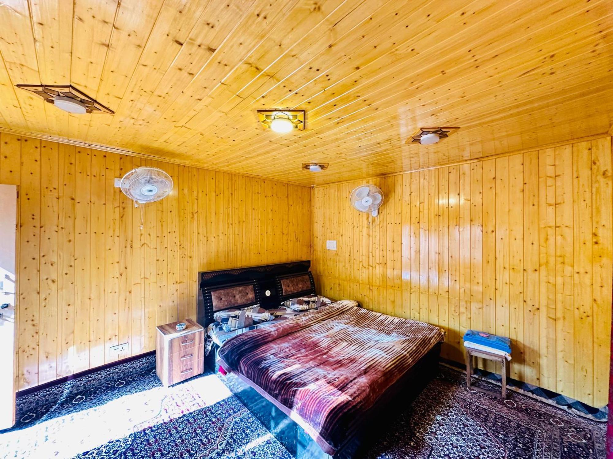 Houseboat New World Hotel Srinagar  Exterior photo