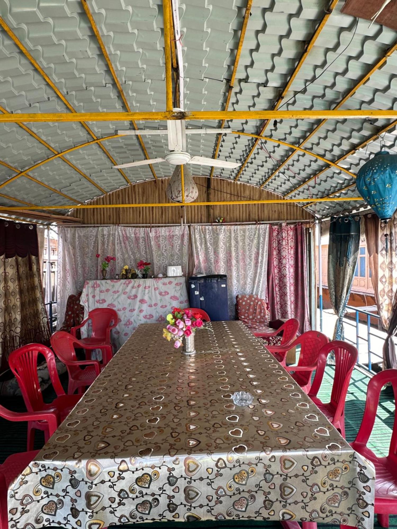 Houseboat New World Hotel Srinagar  Exterior photo