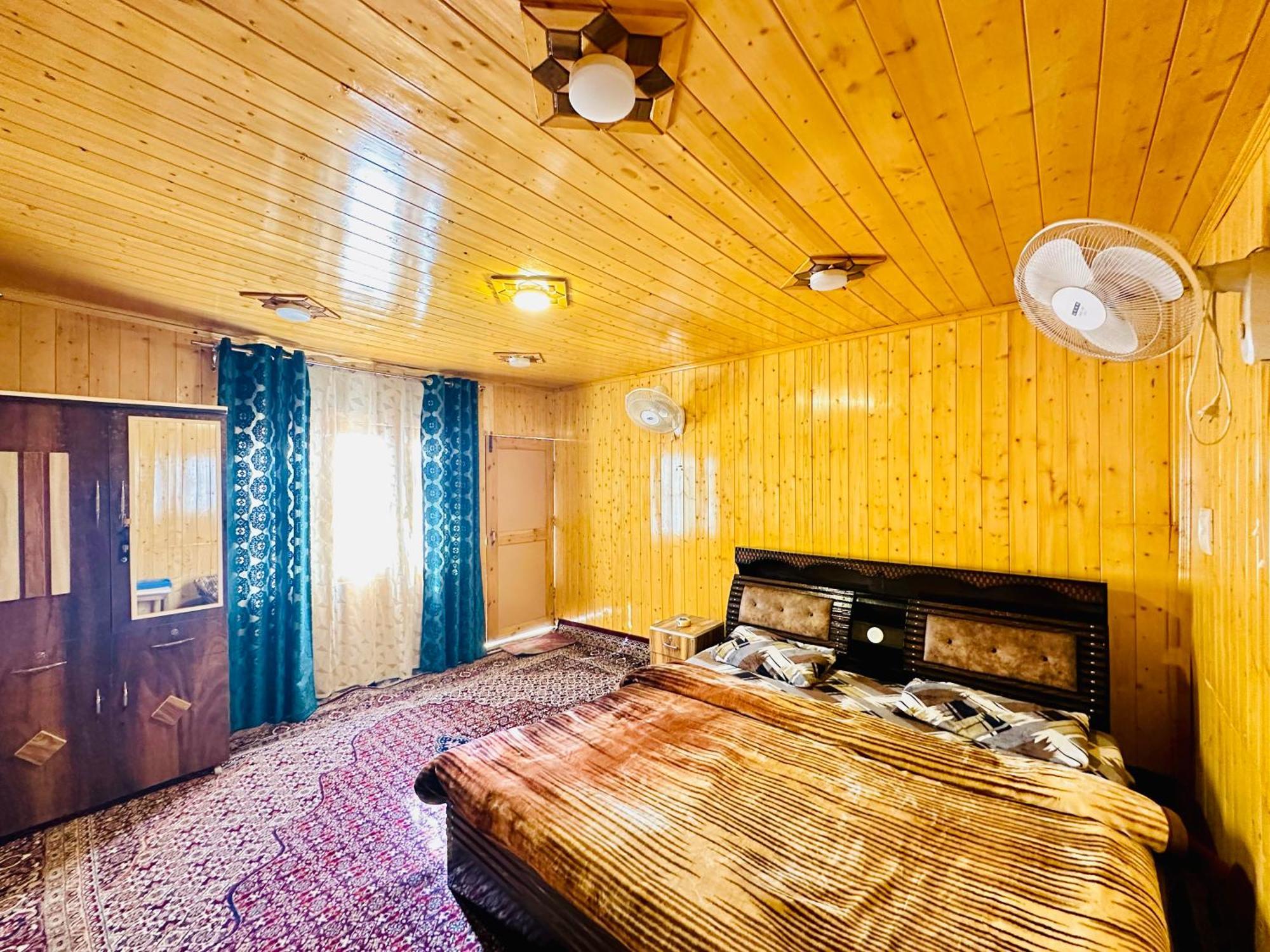 Houseboat New World Hotel Srinagar  Exterior photo